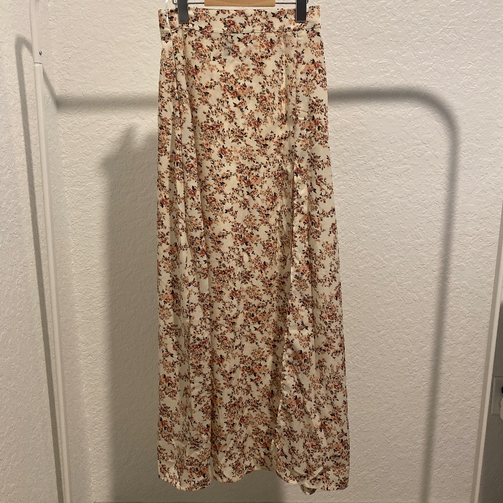 NWOT Flowy floral thigh slit maxi skirt